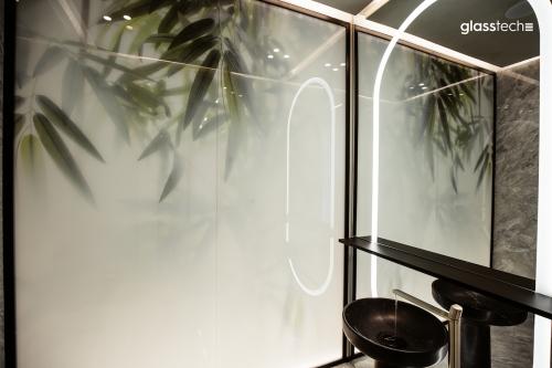 şüşə arakəsmə hamam otağı, duş otağı arakəsmələrdə istifadə olunan bu şüşələr temperli və eyni zamanda dekorativ glasstech şüşələridir. Zərbəyə davamlı interyer dizayn işlərində istifadə olunan bu şüşələr işıqlandırılan interyer şüşələridir və hamam və duşlarda istifadə olunur. Ağ şəhər remont və dizayn işlərində uğurla istifadə edilir